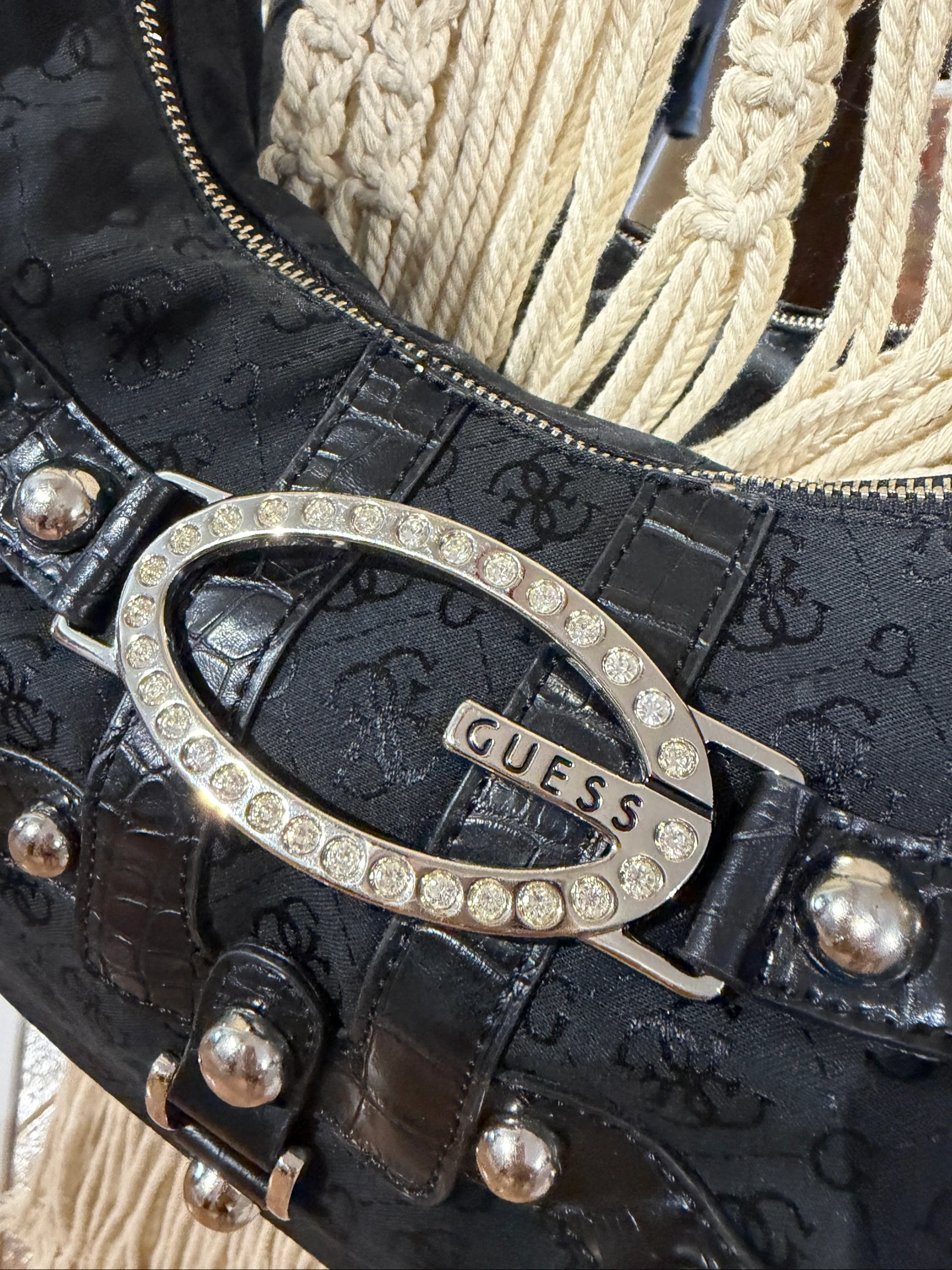 Sac à épaule clouté noir vintage Y2K Guess – Début des années 2000 – photo 14